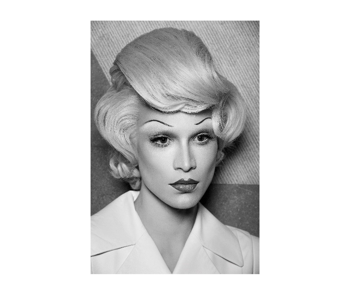miss Fame
Thomas Guillaume
Ecole nationale supérieure des Arts Décoratifs
« Miss Fame », de son vrai nom Kurtis, est un.e dragqueen américaine obsédé.e par la beauté et Linda Evangelista. Il/elle forge son double à coups de pinceaux, mais c’est d’une lumière intérieure qu’il/elle irradie cet.te Autre. Au-delà du genre, le futur de la beauté ?